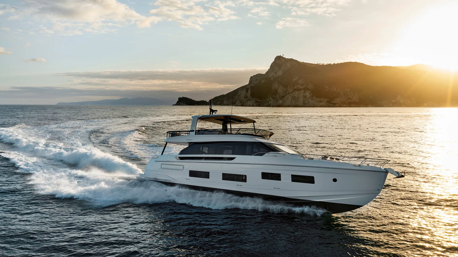 Моторная яхта Azimut Fly 82 с интерьерами от архитектора и дизайнера Фабио Фантолино