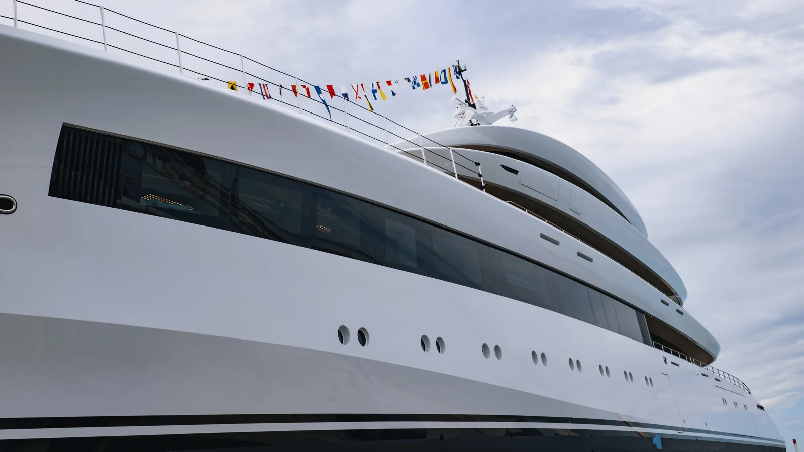ISA Custom 80m Belita отличается длинными полосами горизонтального остекления