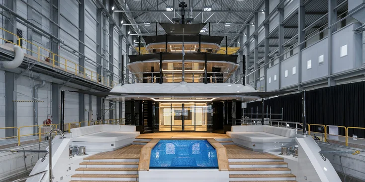 Широкие боковые лестницы на Heesen Setteesettanta ведут с купальной платформы к зоне отдыха у бассейна