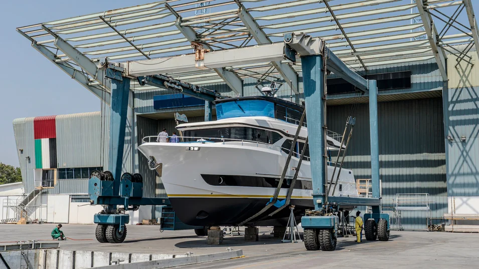 Спуск на воду первого корпуса Nomad 101 на площадке верфи в Умм-эль-Кувейне, ОАЭ