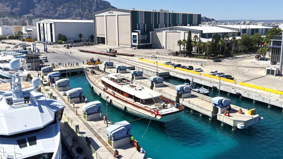The Simena blends the elegance of a classic ketch with the most advanced technologies