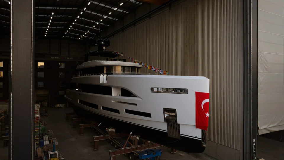 Подготовка к спуску на воду 42-метровой суперъяхты Sirena 42M на турецкой верфи Sirena Yachts