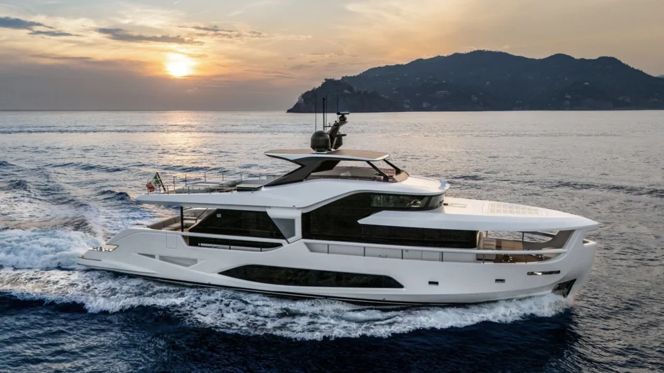 Ferretti Infynito 80