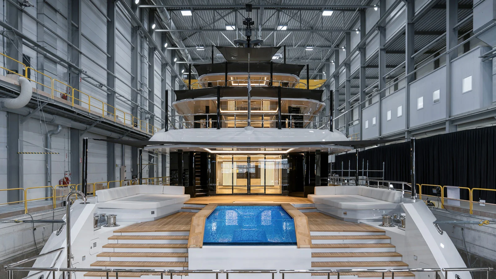 Широкие боковые лестницы на Heesen Setteesettanta ведут с купальной платформы к зоне отдыха у бассейна