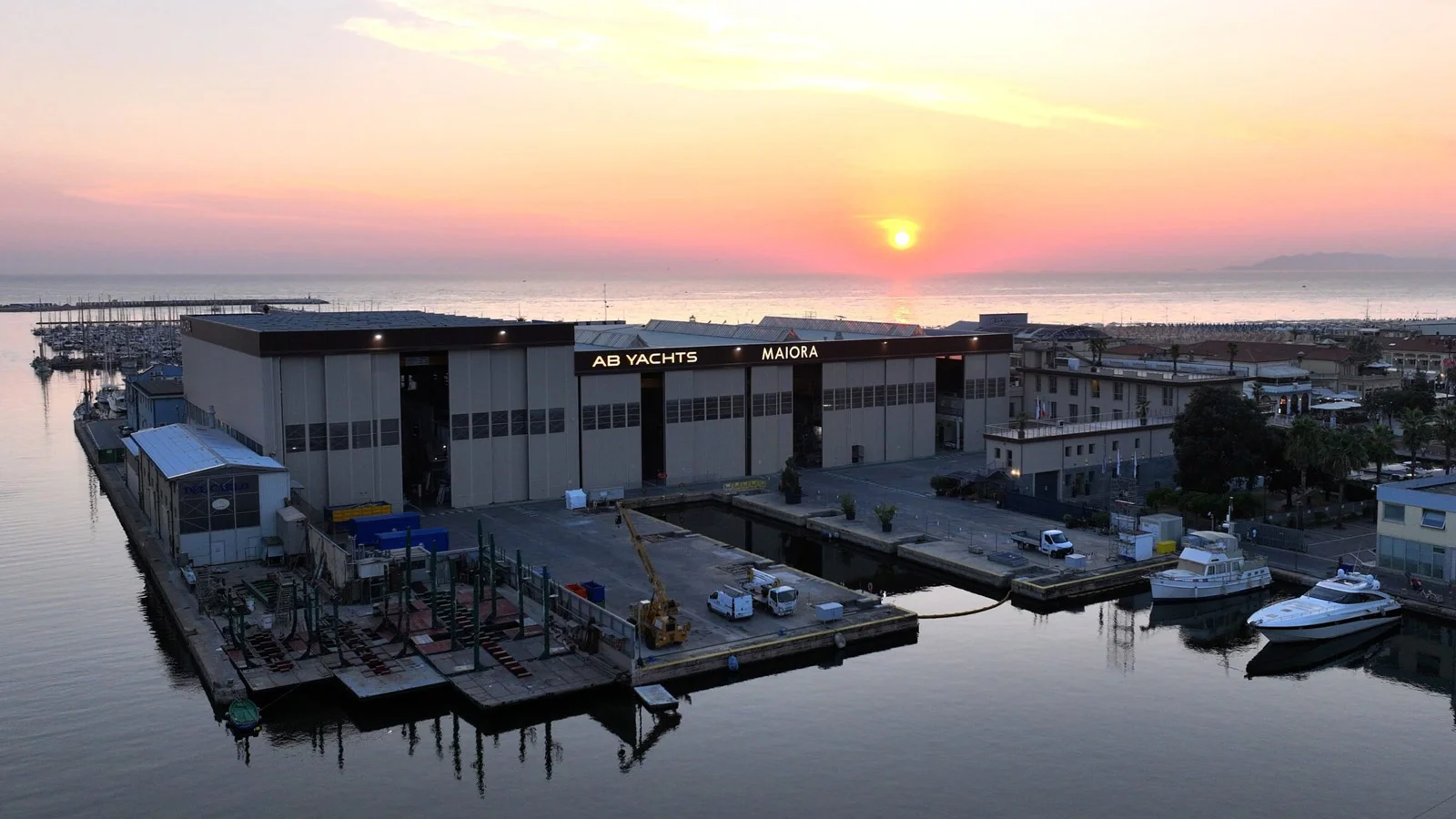 Площадка верфей AB Yachts и Maiora в Виарерджо