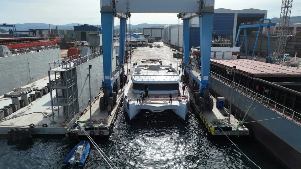 Моторный катамаран VisionF 101 длиной 30.7 м – флагман турецкой верфи VisionF Yachts