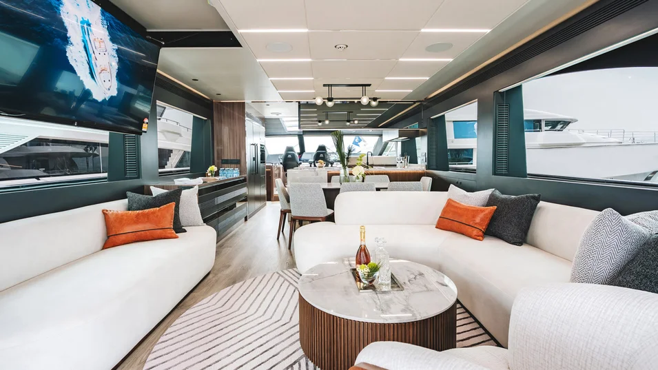 Основной салон Horizon ES88 KE&Phi;I поделен на гостиную и обеденную зоны