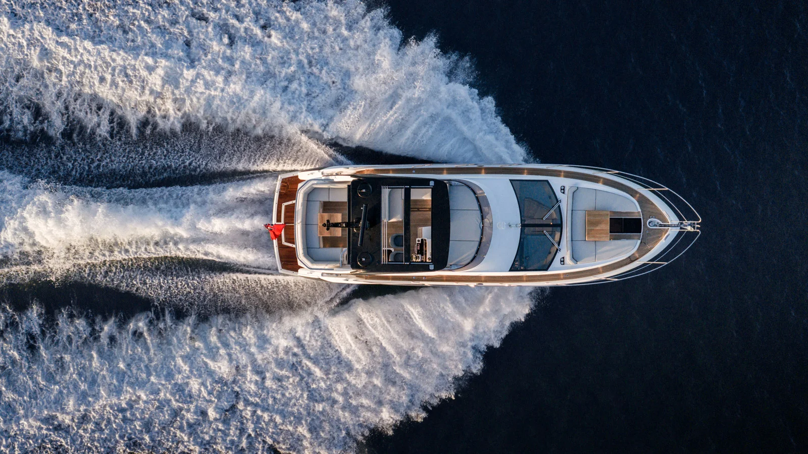 Несмотря на флайбридж, Sunseeker Manhattan 56 с ее топовыми 32 узлами обладает спортивным характером
