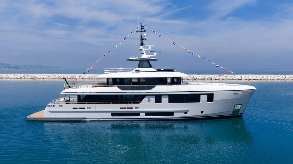 Экспедиционная яхта CdM Deep Blue 115 Octopus получила стальной корпус и алюминиевую надстройку