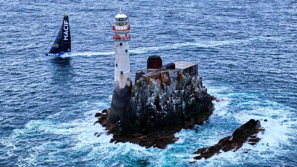 IMOCA MACIF Чарли Дэлина огибает маяк Фастнет