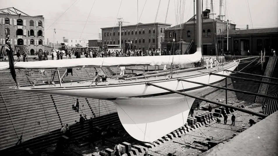 Shamrock III in dry dock, 1902