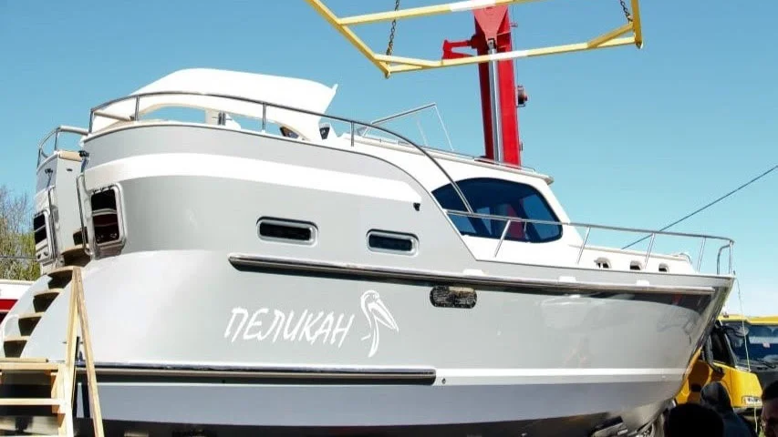 Courage 39 AC with an aft cabin