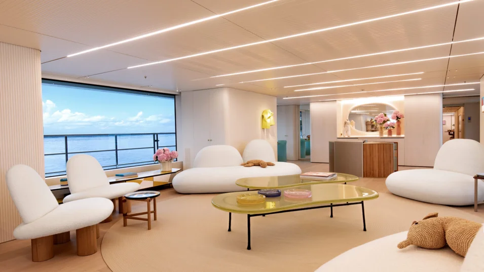 Лаунджевая зона в основном салоне Benetti Kasper 7