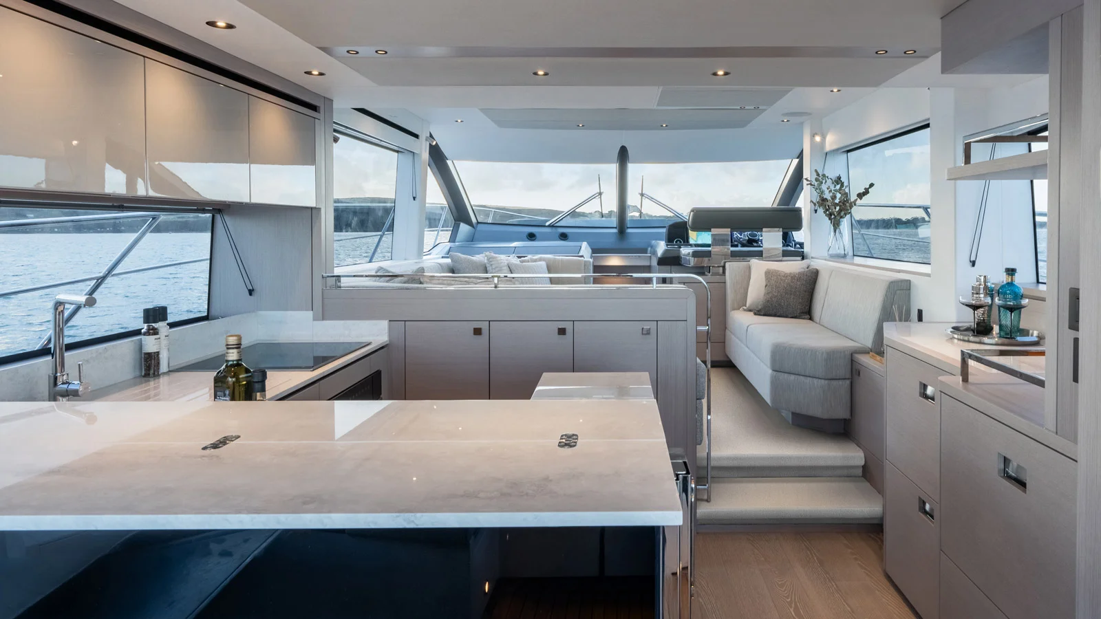 Уровень гостиной в салоне Sunseeker Manhattan 56 чуть приподнят