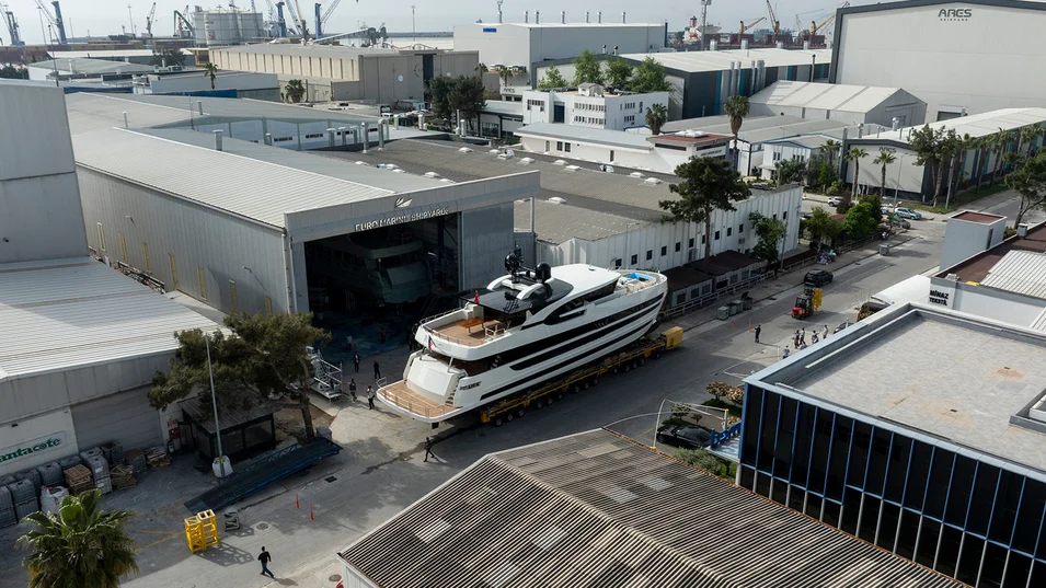 The aft sections of the UHV 100 are large enough both for dining areas and lounges