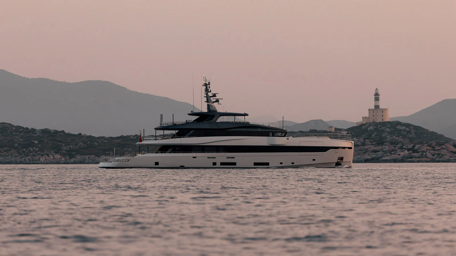 В экстерьере Nolimits Gemini от Fulvio De Simoni Yacht Design сразу распознаются фамильные черты суперъяхт Rossinavi