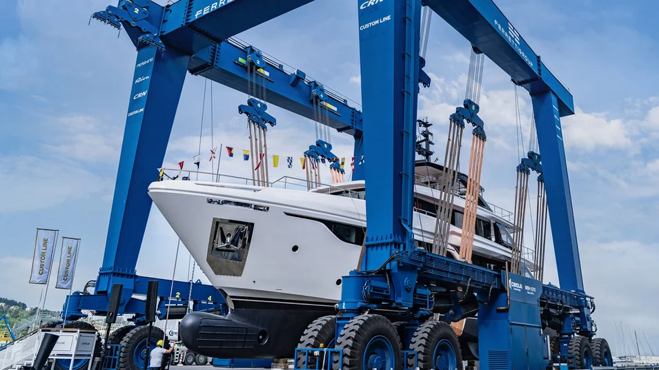 Линии экстерьера Custom Line Navetta 35 подчеркивают атлетичность и стремительность яхты