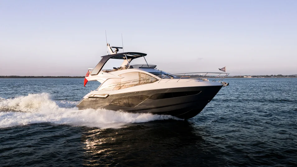 Sunseeker Manhattan 65 предлагается как с колонками IPS, так и с традиционным вальным приводом