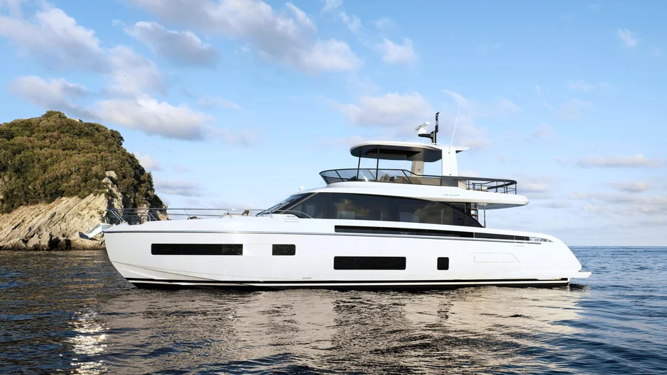 Дизайн экстерьера Azimut Fly 70 разрабатывала студия Альберто Манчини