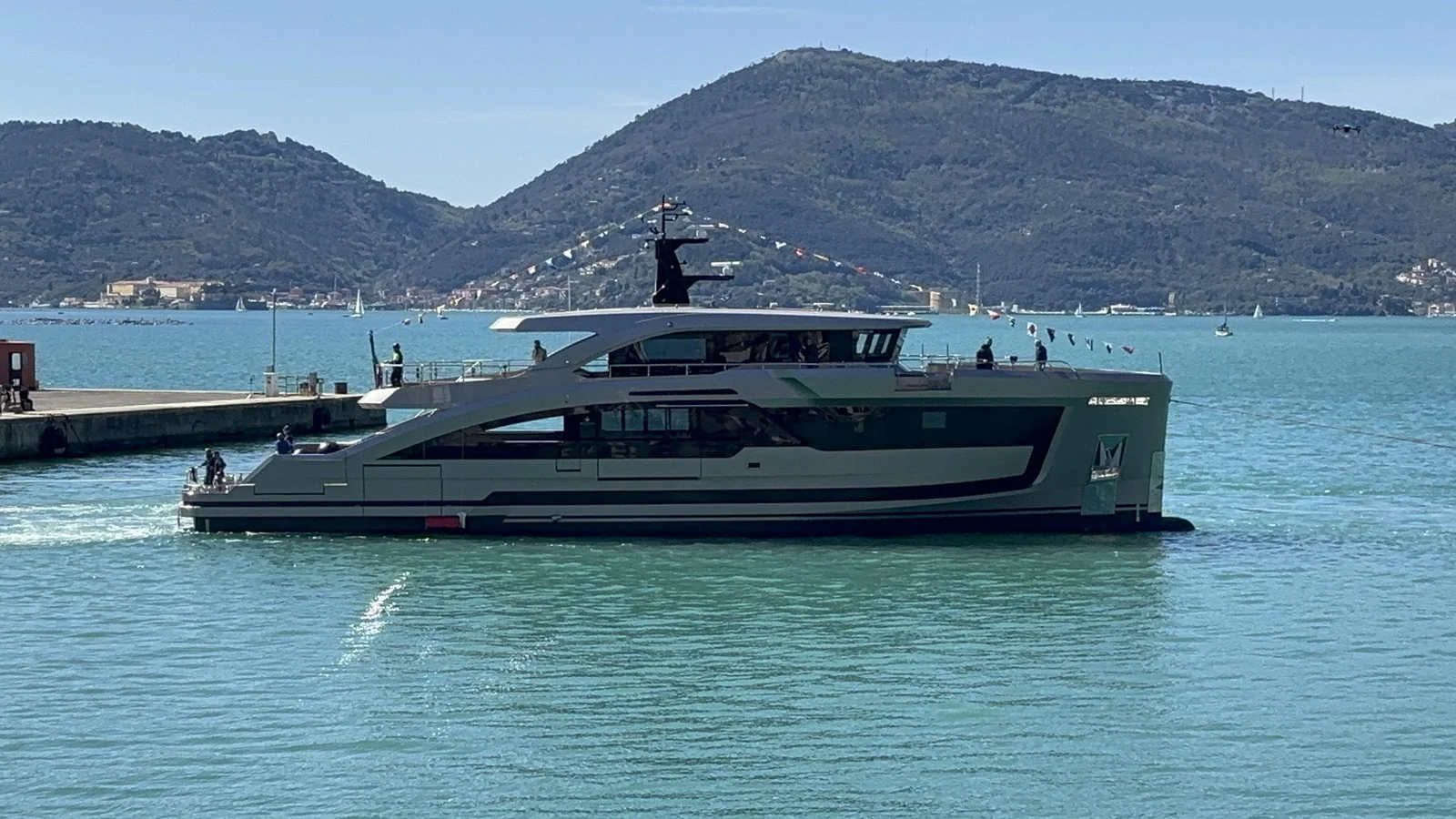 Студия Hydro Tec ответственна за экстерьер, морскую архитектуру и инжиниринг Antonini Navi Matilde 7, а специалисты Hot Lab занимались интерьерами суперъяхты