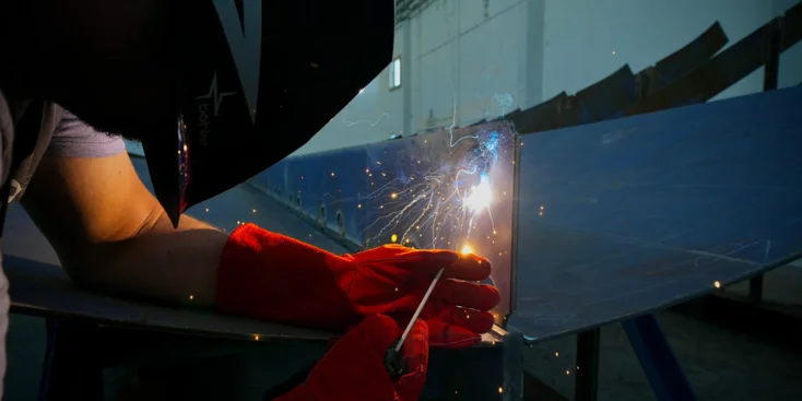 Серебряная монета приваривается к будущему эксплореру Cantieri di Pisa Custom 40