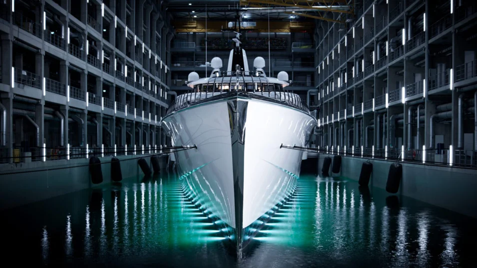 Cуперъяхта Bravo Eugenia в доке верфи Oceanco