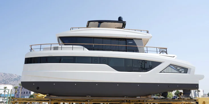 Lazzara LPC 300 был построен в Турции для американской компании Lazzara Yachts
