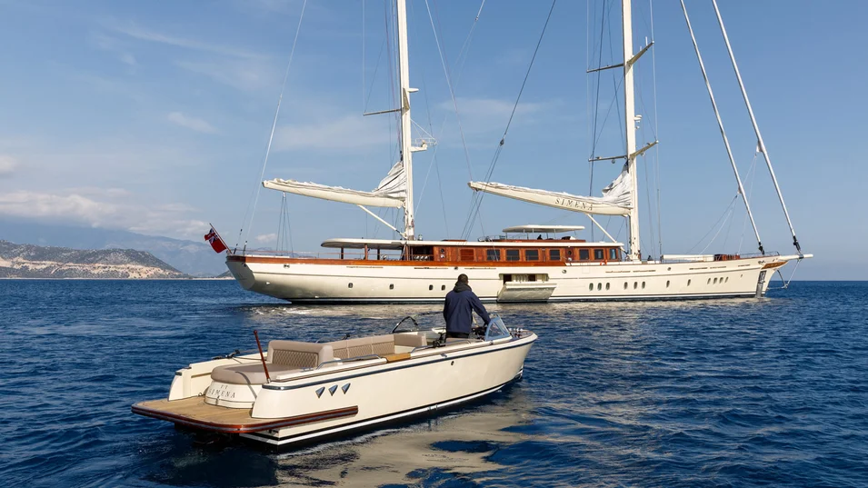 Для Simena на Ares Yachts построили и кастомный либо-тендер