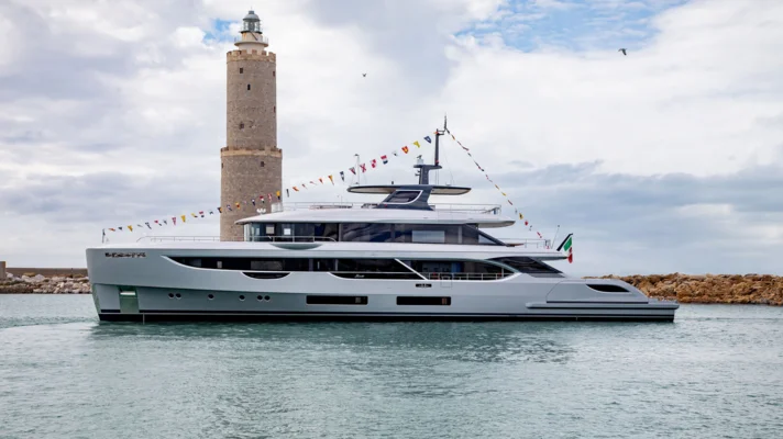 В Ливорно верфь Benetti спустила на воду суперъяхту Cosmico