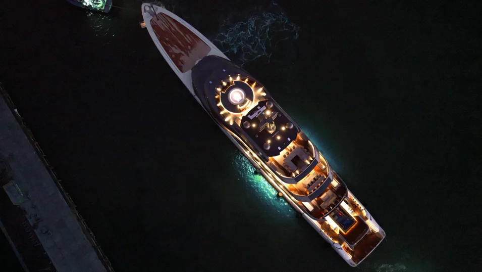 Длина Amels Pangea составляет 79.8 м, а ширина – 12.5 м