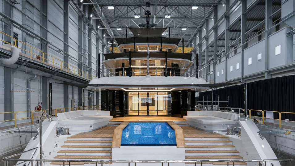 Широкие боковые лестницы на Heesen Setteesettanta ведут с купальной платформы к зоне отдыха у бассейна