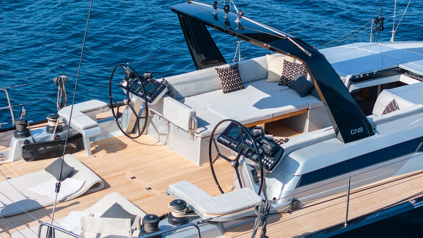 Part of the CNB 62's cockpit with sofas is asymmetric