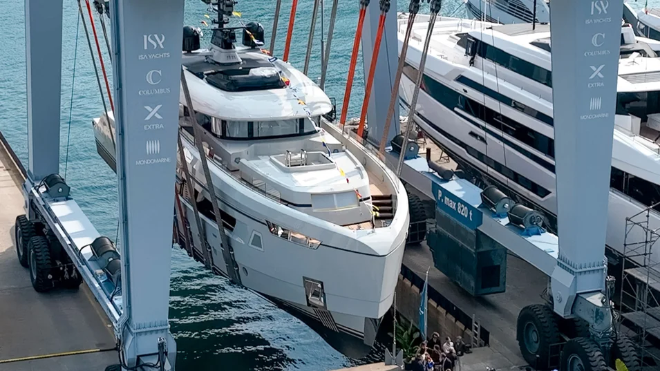 Экстерьер и интерьеры Columbus Atlantique 38 &ndash; от студии Hot Lab