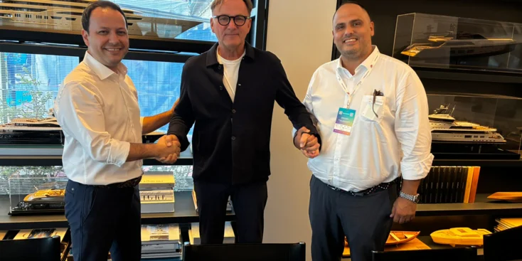 Дизайнер Эспен Ойно (Espen Oeino) на подписании контракта с RMK Yachts