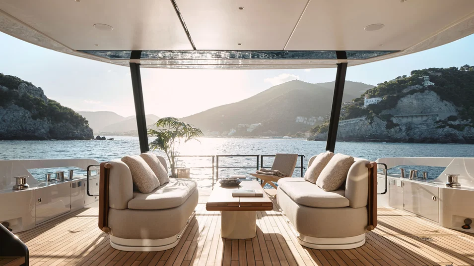 Зона отдыха в кокпите Azimut Fly 82