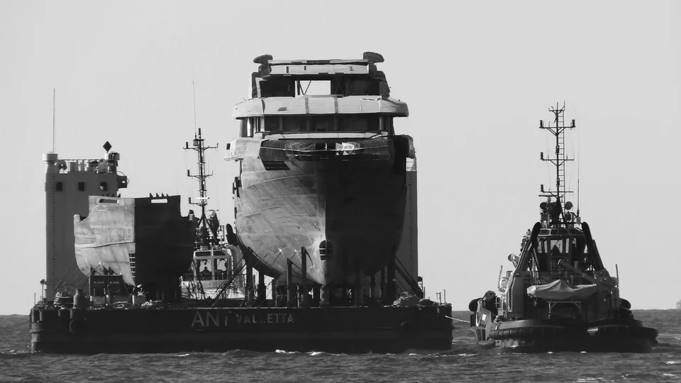 На итальянской верфи ISA Yachts приступили к оснастке второго корпуса суперъяхты ISA Classic 65M