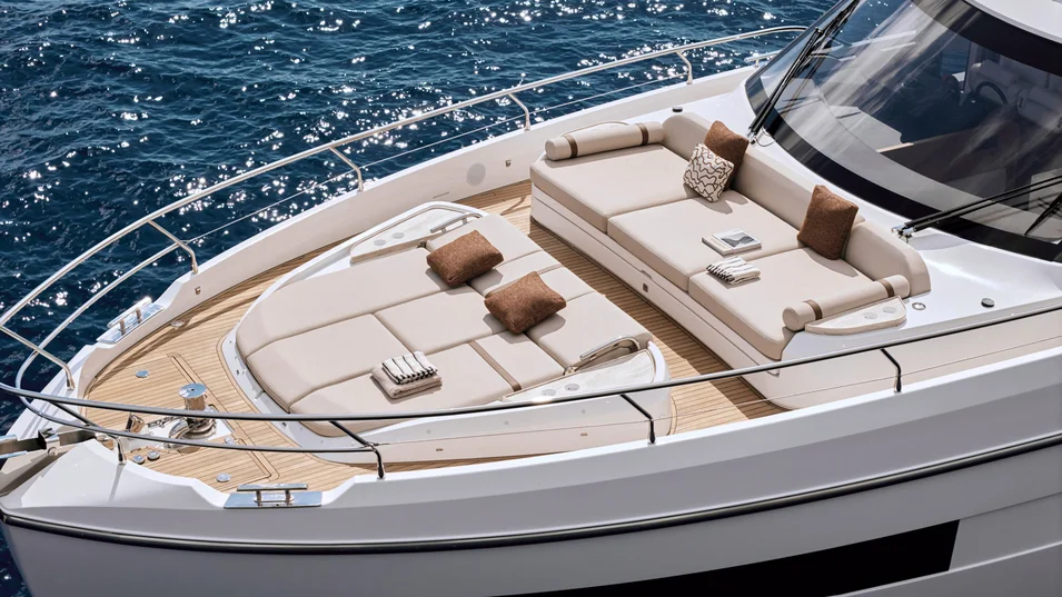 Зона отдыха на фордеке Azimut Fly 70