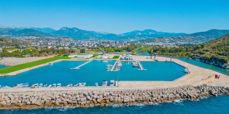 Gazipaşa Gold Marina находится примерно в 180 км от Анталии и в 40 км к востоку от Алании