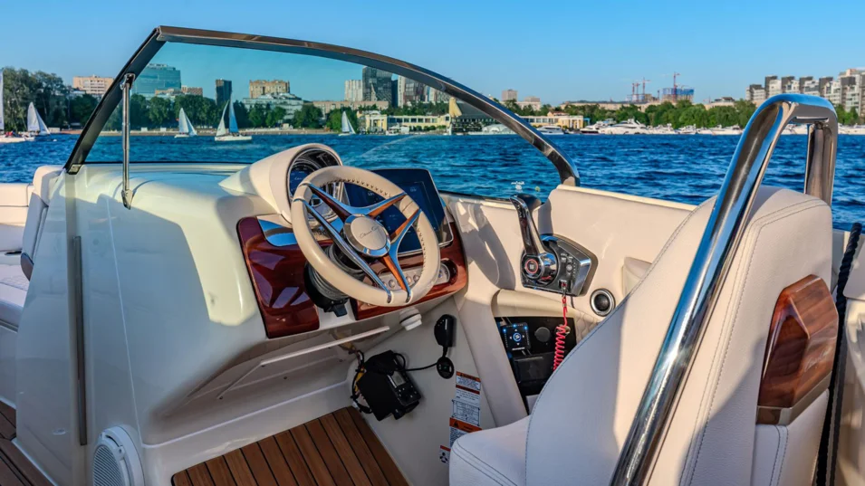 Chris-Craft Launch 28 GT helm station