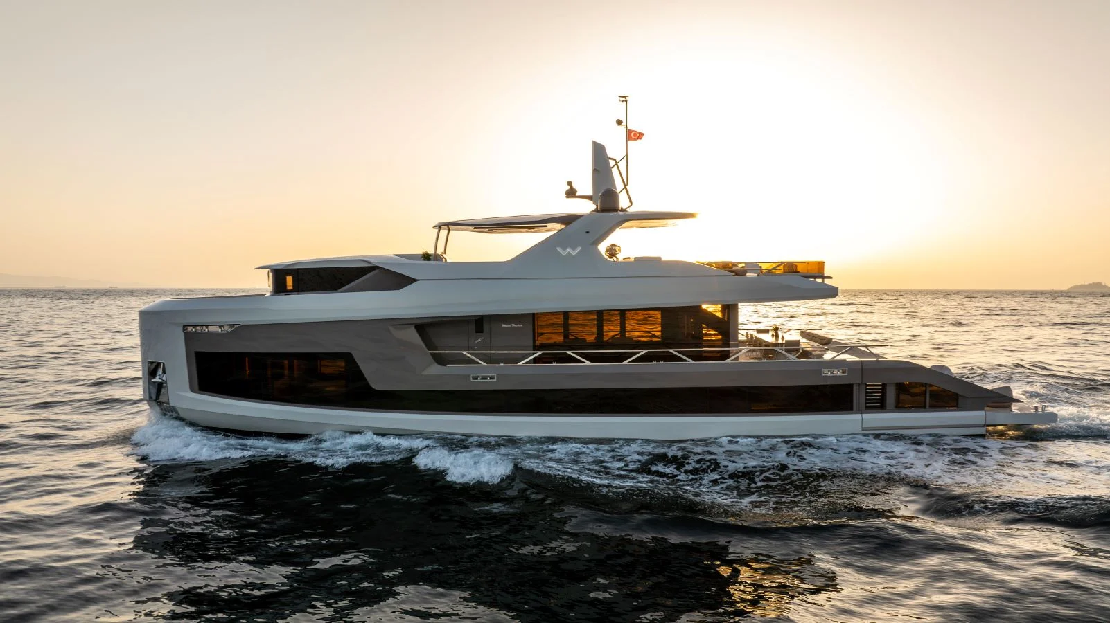 The 92DS Waterlily is the first steel Mazu yacht. The shipyard had previously been working with fiberglass only