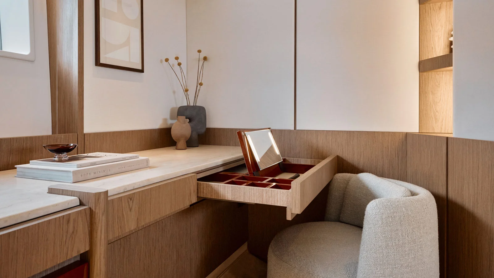 Туалетный столик в мастер-каюте на Azimut Fly 82