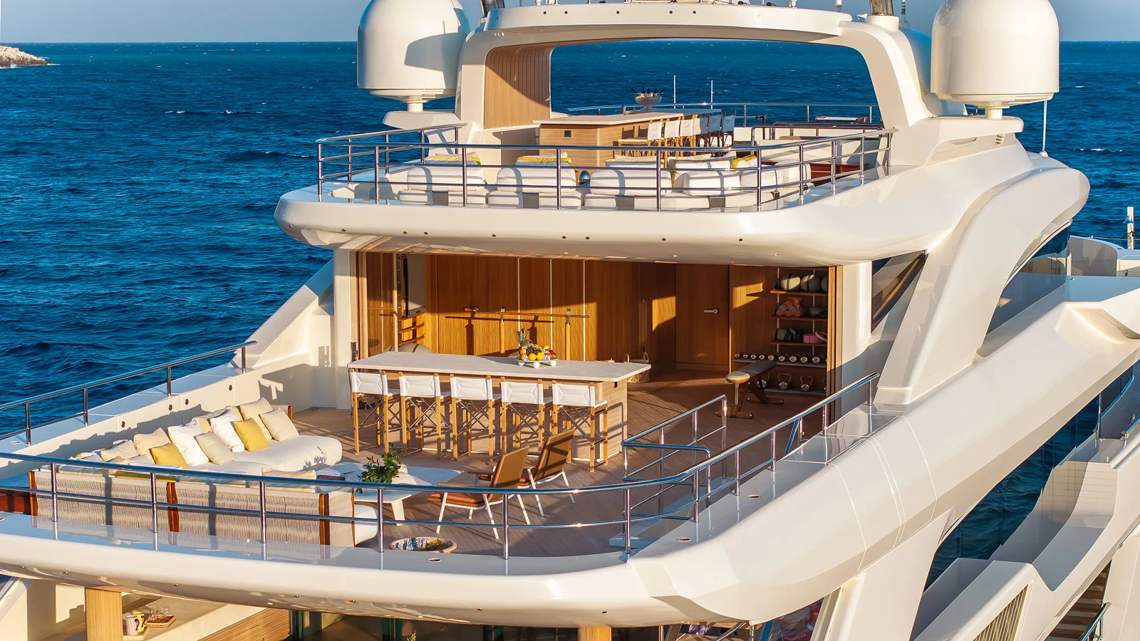 Кормовую часть бридждека на  Benetti Kasper 7 занимают открытый лаундж с баром и тренажерный зал