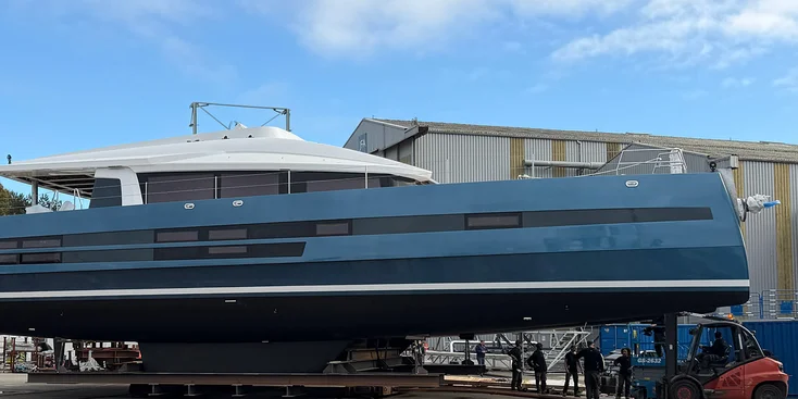 Спуск на воду катамарана Long Island 87 на французской верфи JFA Yachts