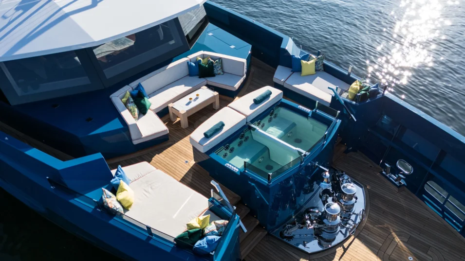 Jacuzzi with dual temperature zones on board the King Benji