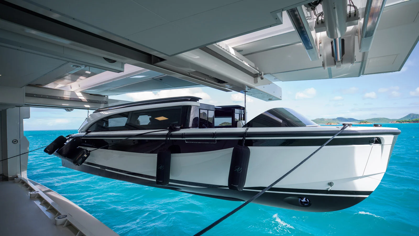8.6-метровый полукастомный лимо-тендер от IC Yachts в боковом гараже CRN Amor à Vida