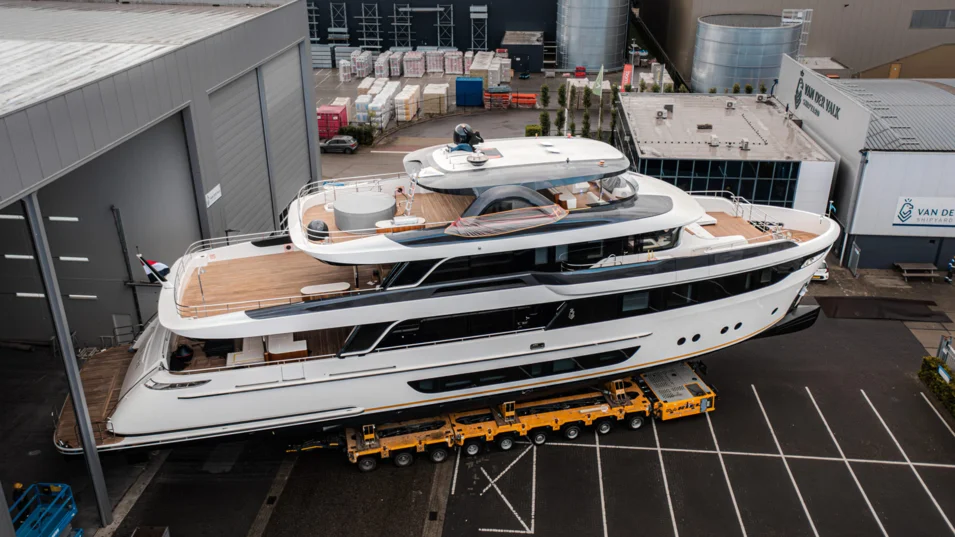 The Lalabe's length is 35.29 m, the beam is 8.50 m, and the draft is 2 m