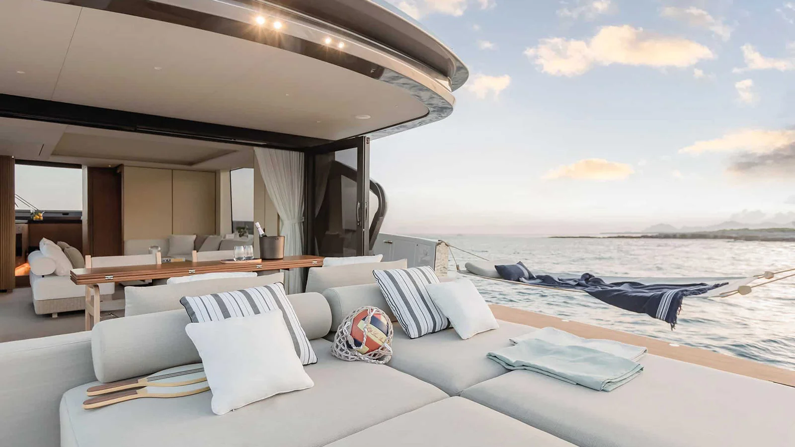 Зона отдыха на корме Azimut Seadeck 7