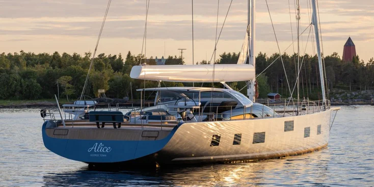 Длина карбонового корпуса Baltic 121 Custom Alice составляет 37.08 м
