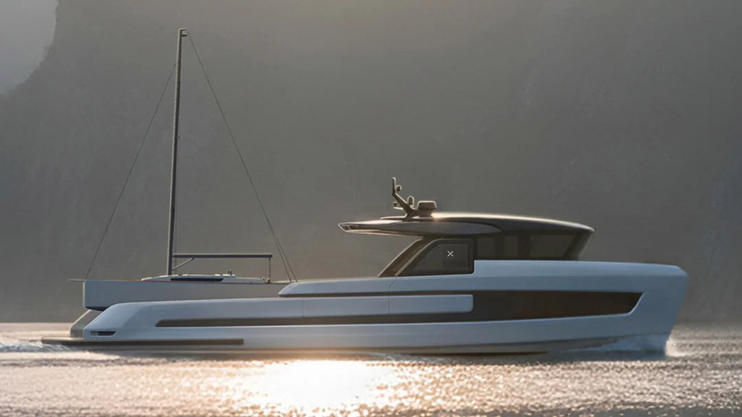 Надстройка Extra X70 Shadow сделана небольшой, чтобы было где разместить вспомогательный флот