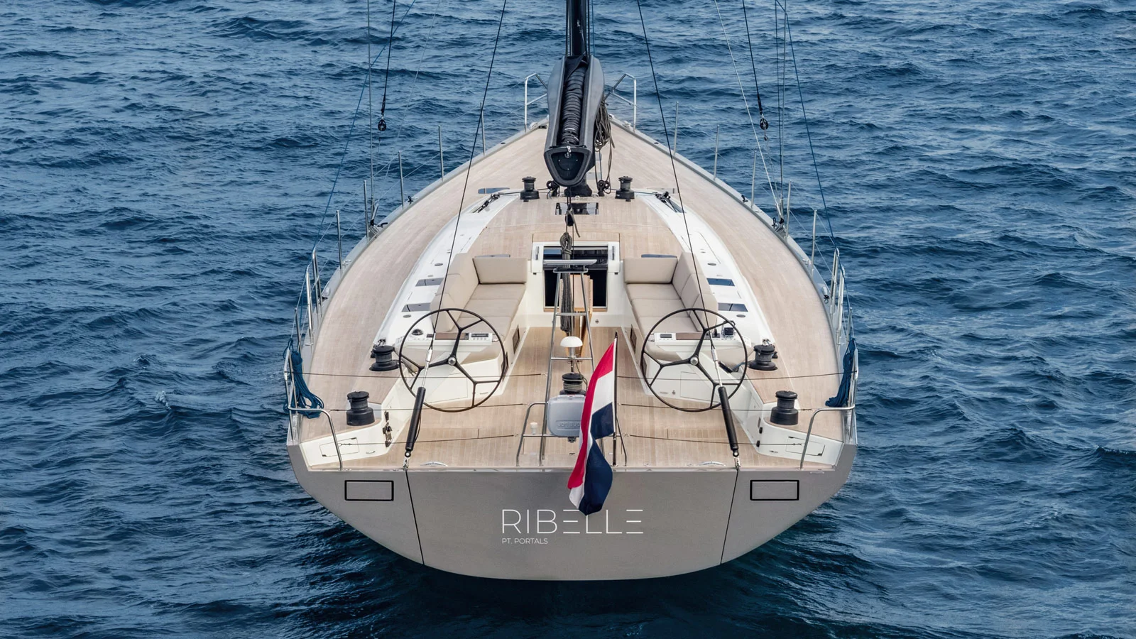 На Grand Soleil 65 Performance есть кормовой гараж для тендера